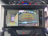 【全方位カメラ】自車を真上から見下ろす視点をモニターに映す機能。駐車や離合時の死角を無くして安全を支えます。トヨタ名のパノラミックビュー等、現代の商談では外せない必須の安全装備です。