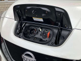 給電口はフロント側にあります。左側:急速充電ポート、右側:普通充電ポート(充電コネクターロック機構付)