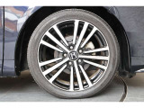 純正のアルミホイールが足元を飾ります!タイヤサイズは225/45R18を装備しております!!