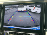 後方の映像にガイドラインが表示され、駐車時の周囲確認をサポートします。画面から各種メニューにもアクセスでき、日々の運転を便利にしてくれる装備です。