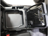 助手席シートアンダーボックスは小物や靴を収納するのに便利です。