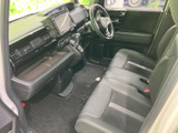運転席からの視界は良好で、運転操作もスムーズに行えます。快適な運転環境が、毎日の移動をサポートします。