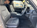 運転席まわりは視界が広く、シートに腰掛けた際も前方や周囲を確認しやすい配置です。落ち着いた色合いのシートとすっきりした足元で、毎日の移動も過ごしやすい空間です。