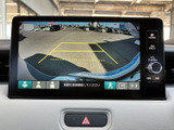 見やすい大型ディスプレイで、運転中の情報取得がスムーズ。バックモニター付きで、狭い道や駐車も安心です。快適なドライブをサポートします。