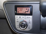 【オートエアコン】設定した温度になるように車が自動で風量や吹き出し口、冷暖房の強さを調整してくれるエアコンです。一度温度を設定すれば、自動で快適な室温を保ってくれるので運転に集中しやすいですよ♪
