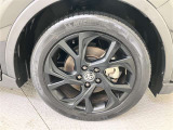 純正のホイールを使用していますので足元周りの見栄えも良く、車体を綺麗に魅せてくれます。タイヤサイズ225/50R/18になります。