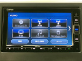 CD、ラジオ、TVなど多彩なソースに対応。長距離ドライブも飽きさせない充実のエンターテイメント機能が魅力です。お好みの音楽で快適なドライブを。
