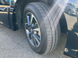 夏タイヤ、純正アルミホイールです。溝もしっかりありますのでご安心してお乗りできます!