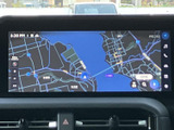 道路や周辺の位置関係が画面いっぱいに表示され、現在地を確認しながら目的地までのルートを把握できます。地図を見ながら行き先を検討でき、お出かけの際にも頼りになります。