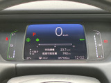 速度やシフト位置、燃料残量などの情報がまとまって表示され、運転中に必要な項目を確認しやすい構成です。航続可能距離や平均燃費も見られ、日々の走行計画に役立つ表示を備えています。