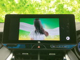画面でテレビ映像を視聴できる装備を備えています。停車中の休憩時間などに映像を楽しめるのがうれしいポイントで、車内で過ごすひとときの選択肢を広げてくれます。