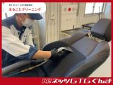 シートを外して徹底洗浄(一部シートを外していないクルマもございます。リヤシートに消臭剤噴霧器を設置し、エアコンを作動させ消臭剤を噴霧。