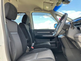 運転席からの視界は広く、運転操作もスムーズに行えます。シートの形状も身体にフィットし、快適なドライブをサポートします。