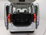 天井高で背の高い荷物も積みやすいです。ベビーカーやスポーツ用具などが積みやすいので、お出かけの範囲が広がります。