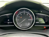 速度や走行距離、燃料残量などの情報がメーター内にまとまり、運転中も必要な内容を確認しやすい配置です。表示が見渡しやすく実用的です。