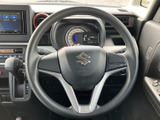 握りやすい円形のステアリングにスイッチ類を備え、運転姿勢のまま手元で操作できる構成です。視線を大きく移さず扱いやすく、毎日の運転をサポートします。