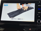 停車中にテレビ番組を視聴できる画面を備えています。休憩時など車を停めたひとときに、映像を楽しめるのがうれしいポイント。画面上で番組の内容を確認しやすく、待ち時間にも活用いただけます。
