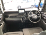 【インパネ全体】手が届きやすく、どなたでも運転しやすいです。シンプルで使いやすい設計になっています!