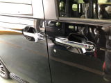 【ドアハンドル】Hondaスマートキーを携帯し、ロックボタン、ドアハンドルを操作することで施錠や解錠ができます。