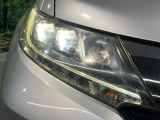 【LEDヘッドライト】悪天候や夜間走行時も良好な視界を確保し安心して運転できる高輝度LEDヘッドライトを装備!点灯速度が早く、消費電力も抑えられています。