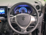 インテリアに合わせたデザインのステアリングは、運転される方のことも考え、運転しやすい形状、大きさです。是非一度、実際に触ってお確かめください。