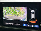 車両後方の映像と周囲の状況を画面上で確認できます。駐車時に距離感をつかみやすく、切り替え表示も見ながら落ち着いて操作いただけます。