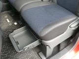 助手席の下にも収納があり便利です。