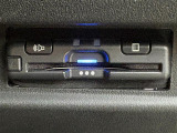 【ETC】有料道路を利用する際に料金所で停止することなく通過できる、ETC車載器(ノンストップ自動料金収受システム機器)が装備されています。セットアップを行うことで利用可能になります。