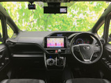 前方にはナビ画面やメーターが見渡せる運転席まわりが広がり、視界を確保しやすいレイアウトです。フロントガラスから前方を確認しやすく、運転席と助手席の間にもゆとりを感じる空間となっています。