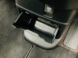 運転席と助手席の間にも収納ございます。