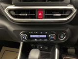 オートエアコン♪お好みの温度に設定するだけで車内を快適空間にしてくれますよ♪