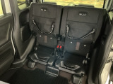 リアシート座面を持ち上げると、背の高い荷物を積むのに便利なトールモードに変身します!多彩なシートアレンジで使い勝手良好!