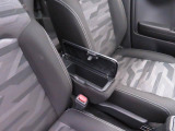 フロントセンターアームレスト。エコバッグや運転用の眼鏡やサングラスなどをしまっておくのにぴったり。