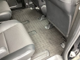 フラットな床と膝回りや頭上スペースなど十分な広さがあります。