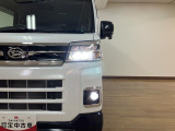 高輝度LEDヘッドライトを装備!悪天候や夜間のドライブ時も良好な視界を確保し安全を確保♪