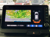 後方映像に加えて車両周囲の状況も画面で確認でき、駐車時の周囲確認をサポートします。ガイド表示もあり、停車位置を調整する際の目安として活用できます。