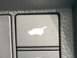 【パワーバックドア】スマートキーや運転席のボタンを押すだけでリアゲートが自動で開閉します!荷物を持っている時や、高い位置にあるバックドアを閉める際に便利な機能です♪