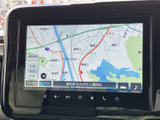 地図上に現在地や周辺道路が表示され、画面内でエリアや道筋を確認できます。地図表示を活用して目的地までのルートを把握しやすく、初めて訪れる場所へのお出かけにも役立つ装備です。