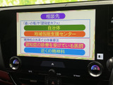 停車中には、画面に表示されるテレビ番組を視聴できます。大きく見やすい画面で、待ち時間のひとときに映像を楽しめるのが便利です。エアコンの温度表示や操作部も画面下に配置されています。