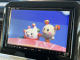 テレビ映像を画面で楽しめる装備です。停車中の待ち時間などに番組を視聴でき、車内で過ごすひとときをより快適に過ごしたい方にもおすすめです。