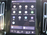9インチのタッチスクリーン式センターディスプレイは直感的な操作性を実現。手袋を着用したまま扱えるほど応答性に優れ、映り込みを抑える特殊コートにより外光の影響は最小限に抑えられています。