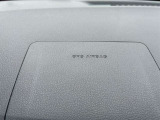 エアバックは全面衝突時に瞬時に膨らみ乗員がハンドルやインストルメントパネルに直接衝突することを防ぎ頭部と胸部の衝撃を軽減してくれます。
