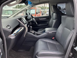 運転席周りはシンプルで操作性に優れています。必要な情報が一目でわかり、安全運転をサポートします。