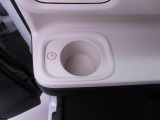 保温機能付きドリンクホルダー。温かいお飲み物の美味しい温度をキープ。テイクアウトの飲み物をドライブ中長く楽しめます。