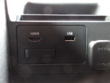 USBソケットとシガーソケットを装備しており、スマートフォンや各種機器の充電にご利用いただけます。