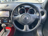 握りやすいステアリングで、快適なドライビングを実現。操作性にも優れ、スムーズな運転をサポートします。手触りも良好です。