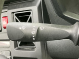 各位置を示すマークが見やすく、運転席から操作の目安を確認しやすいレバーです。天候に応じた操作を手元で行いやすく、日々の運転を支えます。