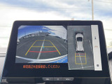 車両周辺の状況をわかりやすく表示。駐車時の安全性を高め、運転をサポートします。