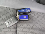 フロントベンチシートタイプです。 足元が広くゆったりとしています。 狭い駐車場などで運転席側のドアが開けにくい時も、助手席側から楽に乗り降り(ウォークスルー)が可能です。