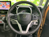 握る位置から手を大きく離さずに使えるボタンを備え、運転中に必要な各種操作を手元で行いやすい仕様です。メーター類も視線を移しやすい位置にまとまっています。